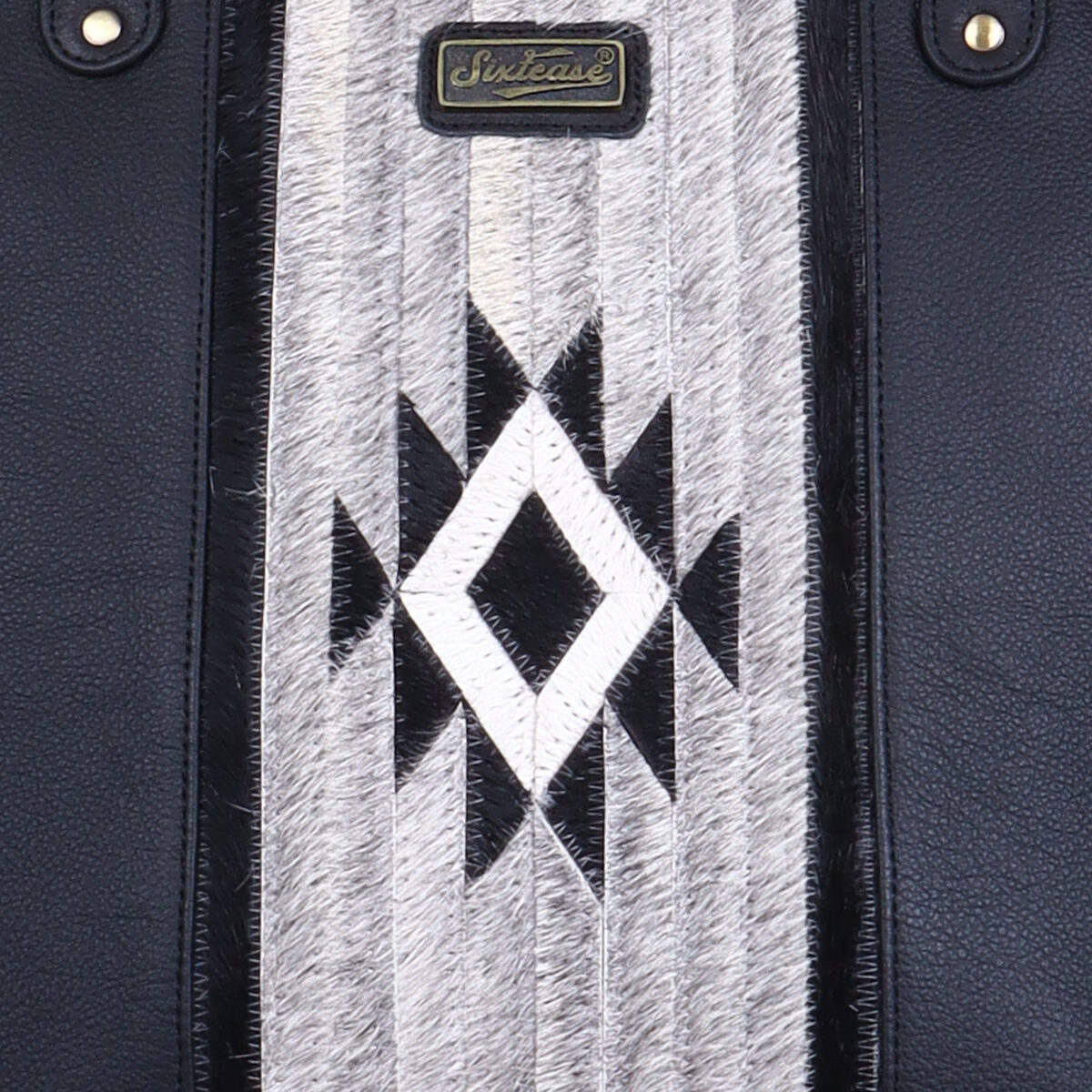 Monochrome Mirage - Image 5